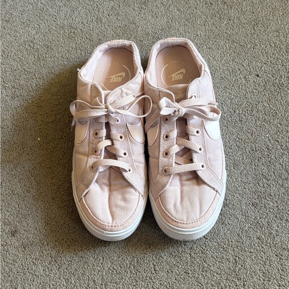 Women’s slip-on Nike shoes. - Picture 1 of 7
